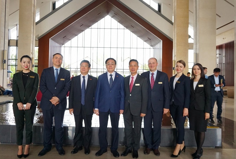 Vice chairman of the CPPCC National Committee, He Wei, in the Beijing Hotel